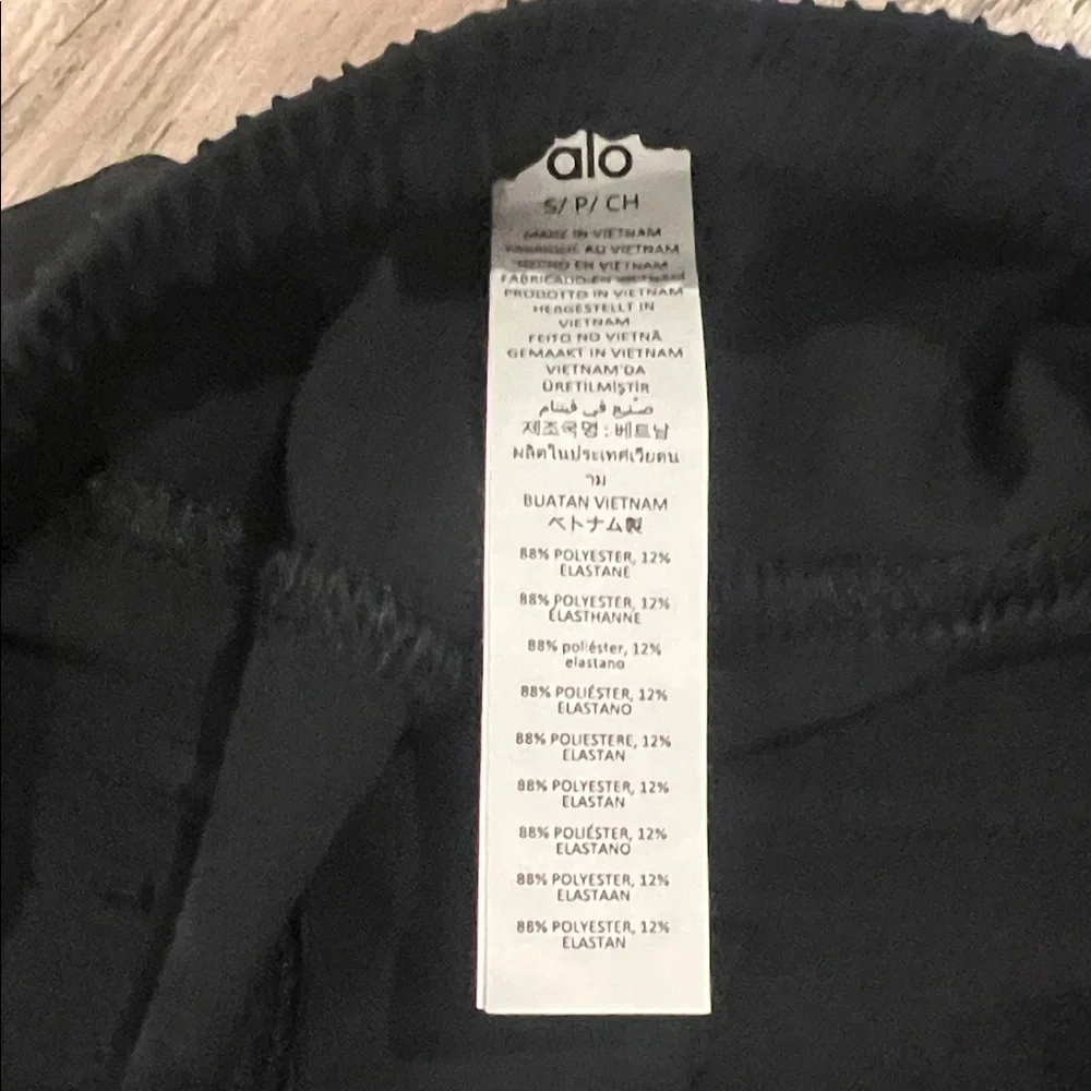 ALO Yoga Black Cargo Pants NWOT - Picture 4 of 5